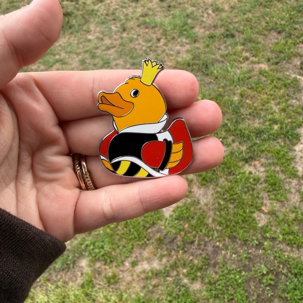 NEW Disney ducks series 2 queen of hearts pin